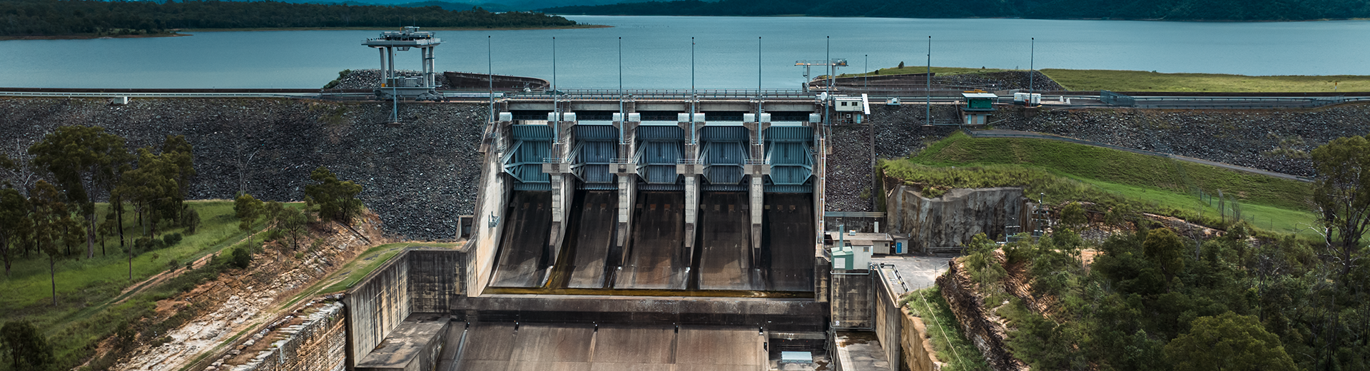 view_of_wivenhoe_dam_spillway_and_lake.jpg