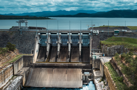 view_of_wivenhoe_dam_spillway_and_lake.jpg